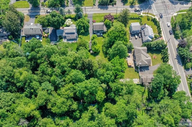 85 Pascack Rd, Hillsdale NJ  07642-1300 exterior
