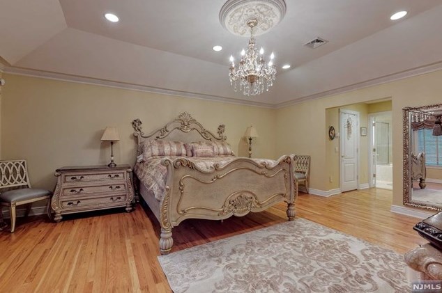 5 Merrimack Ct, Paramus NJ  07652-4700 exterior