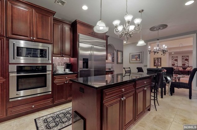 5 Merrimack Ct, Paramus NJ  07652-4700 exterior