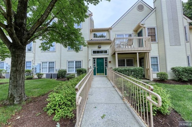 11 Evergreen Dr, Clifton NJ 07014-1363 exterior