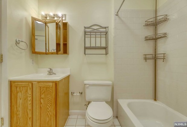 11 Evergreen Dr, Clifton NJ 07014-1363 exterior