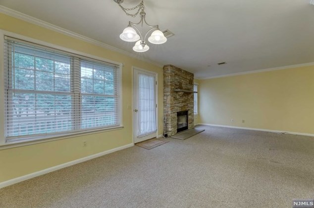 11 Evergreen Dr, Clifton NJ 07014-1363 exterior