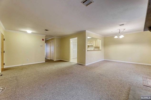 11 Evergreen Dr, Clifton NJ 07014-1363 exterior