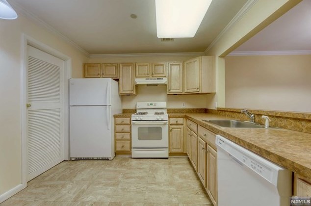 11 Evergreen Dr, Clifton NJ 07014-1363 exterior