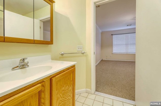 11 Evergreen Dr, Clifton NJ 07014-1363 exterior