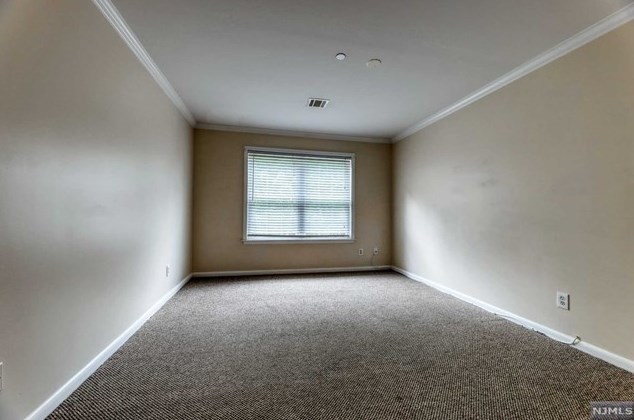 11 Evergreen Dr, Clifton NJ 07014-1363 exterior