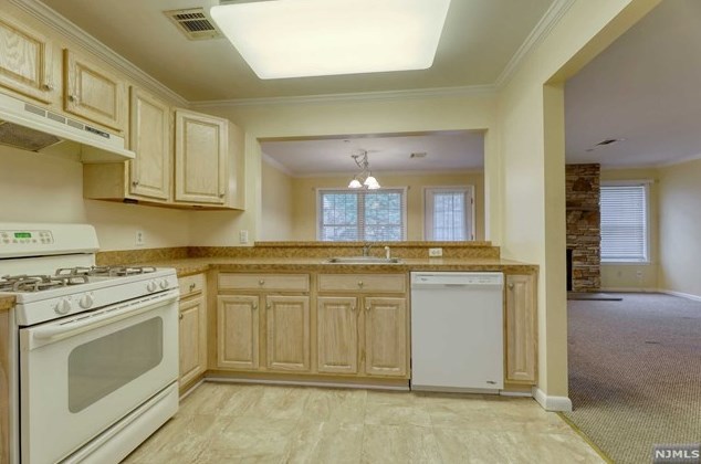 11 Evergreen Dr, Clifton NJ 07014-1363 exterior