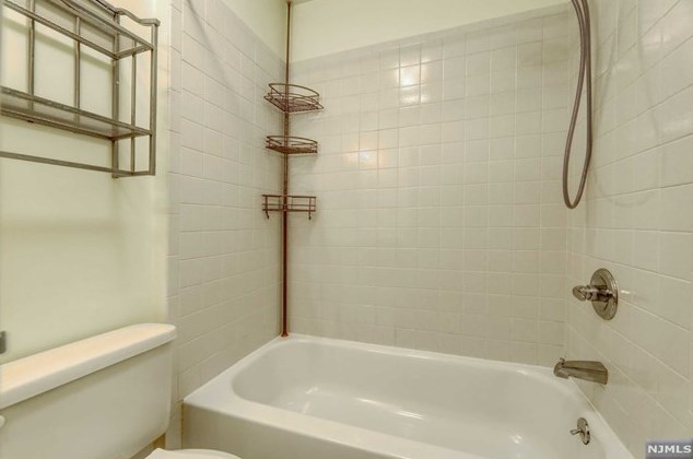 11 Evergreen Dr, Clifton NJ 07014-1363 exterior