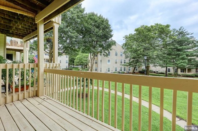 11 Evergreen Dr, Clifton NJ 07014-1363 exterior