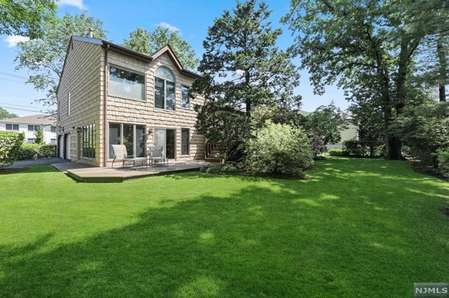 23 Carol Dr, Englewood, NJ 07632