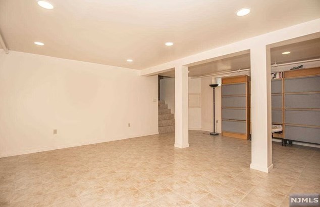 35 Winthrop Rd, Hillsdale NJ  07642-1114 exterior