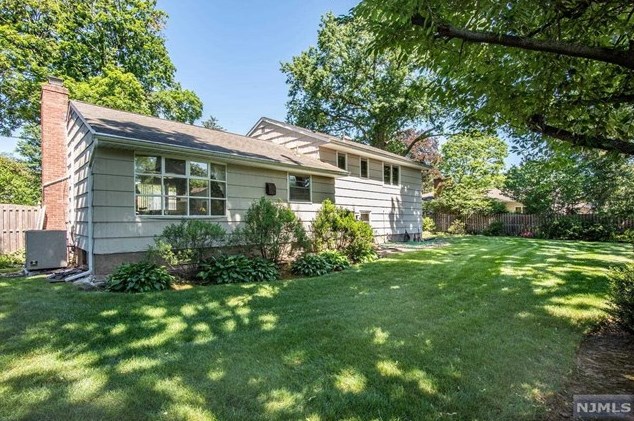 35 Winthrop Rd, Hillsdale NJ  07642-1114 exterior