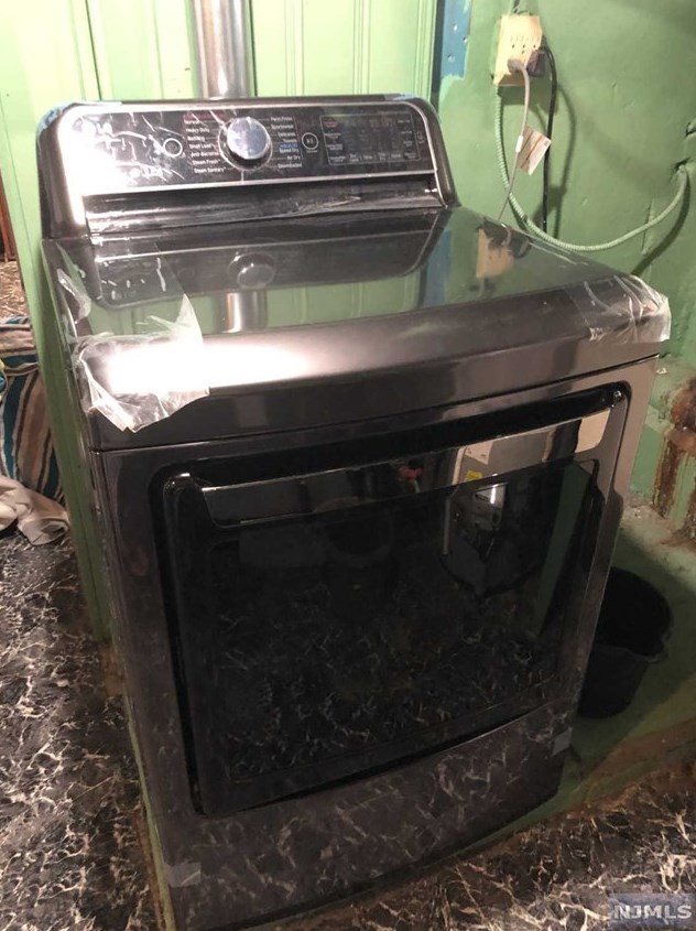 67 Bellevue Ave, Elmwood Park NJ  07407-3003 exterior