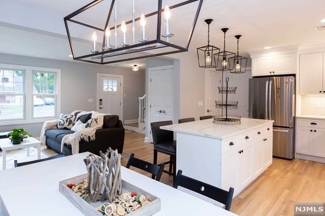 261 Vitmar Pl, Park Ridge NJ  07656-2406 exterior