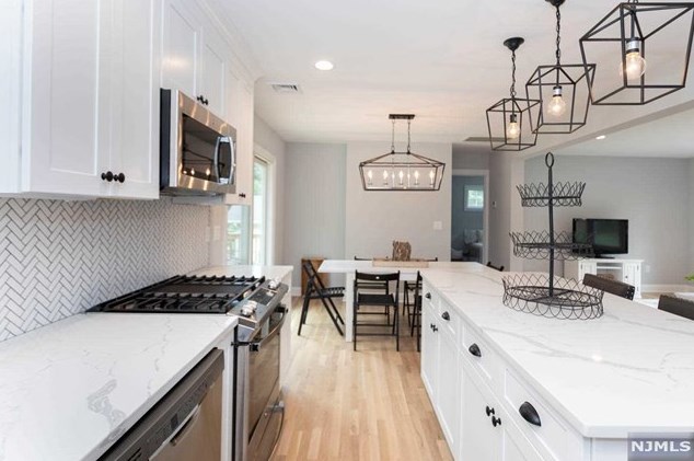 261 Vitmar Pl, Park Ridge NJ  07656-2406 exterior