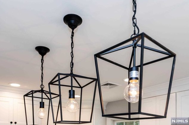 261 Vitmar Pl, Park Ridge NJ  07656-2406 exterior