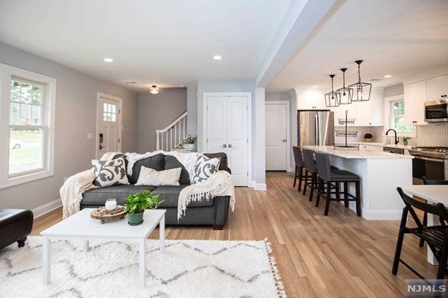 261 Vitmar Pl, Park Ridge NJ  07656-2406 exterior