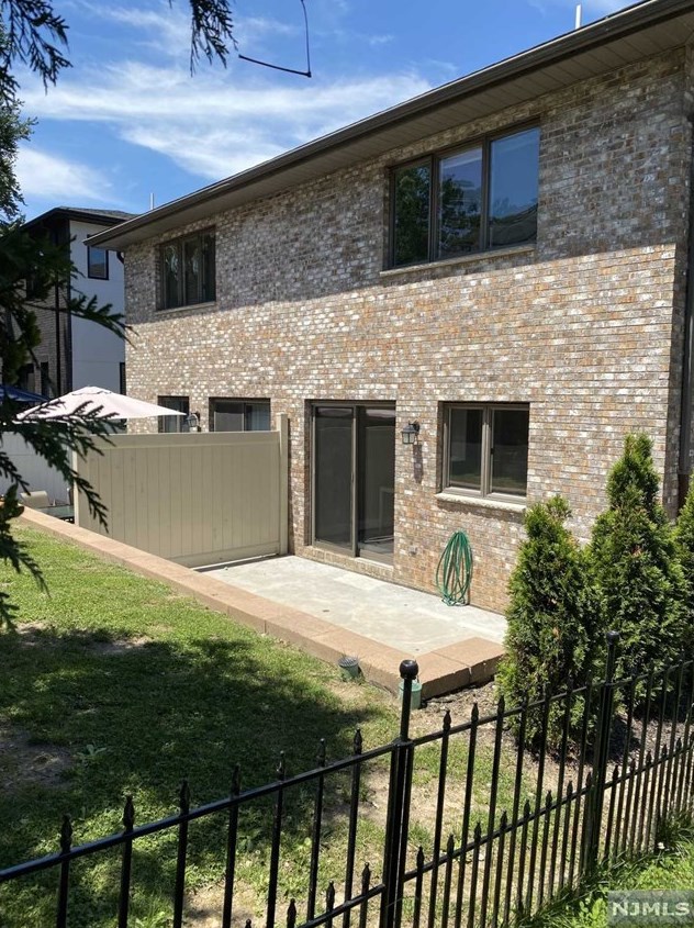 450 7th St, Palisades Park NJ  07650-2304 exterior