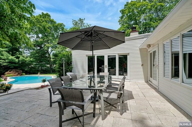 35 Dwars Kill Ln, Norwood, NJ 07648