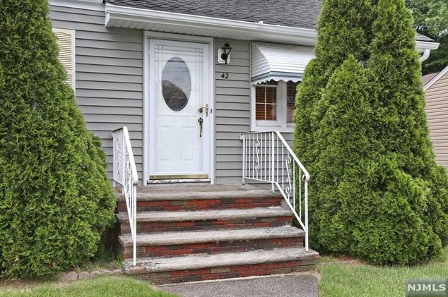42 Washington Ave, Elmwood Park NJ  07407-2804 exterior