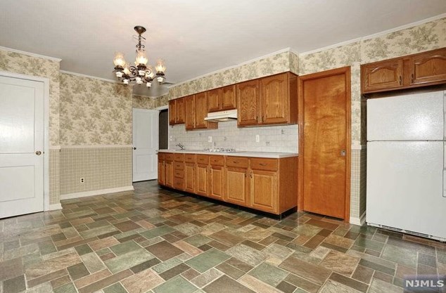 42 Washington Ave, Elmwood Park NJ  07407-2804 exterior