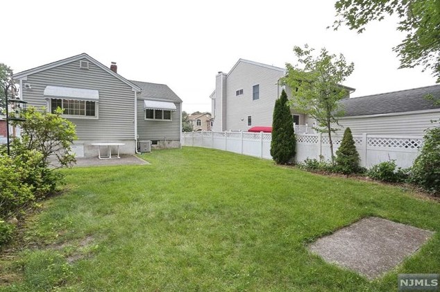 42 Washington Ave, Elmwood Park NJ  07407-2804 exterior
