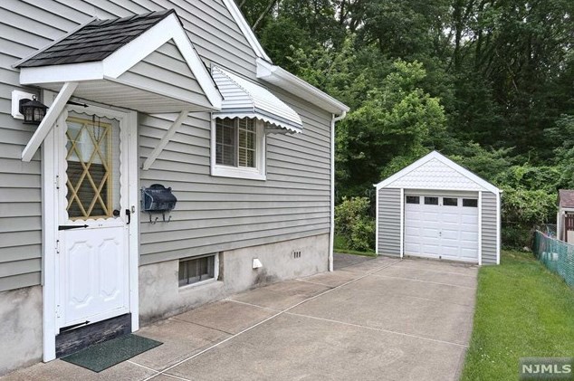 42 Washington Ave, Elmwood Park NJ  07407-2804 exterior
