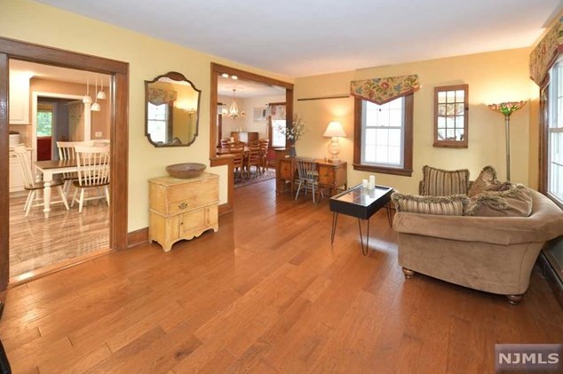 160 Washington Ave, Hillsdale NJ  07642-2818 exterior