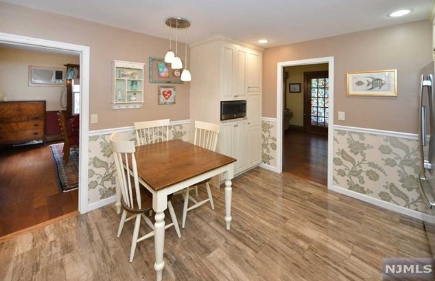 160 Washington Ave, Hillsdale NJ  07642-2818 exterior