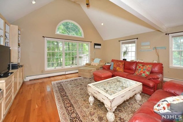 160 Washington Ave, Hillsdale NJ  07642-2818 exterior