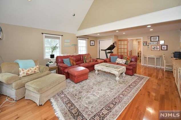 160 Washington Ave, Hillsdale NJ  07642-2818 exterior