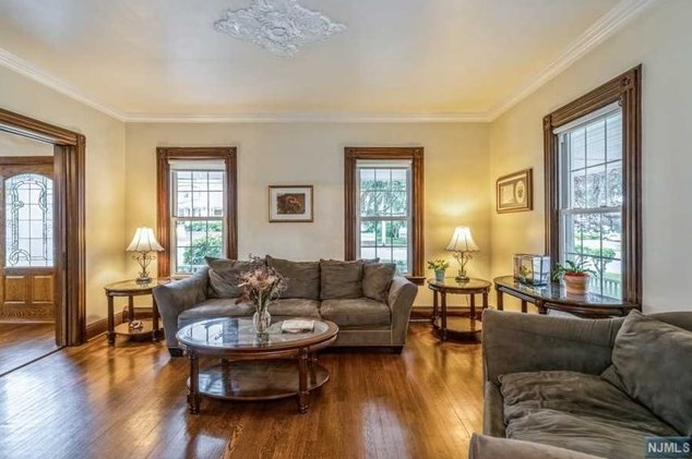 69 Central Ave, Hillsdale NJ  07642-2113 exterior