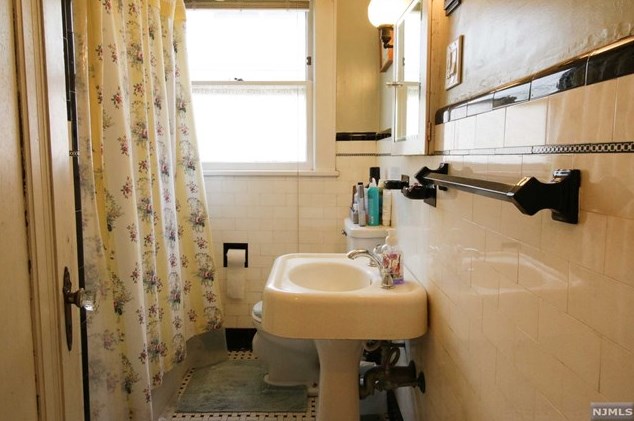 48 Pierce Ave, Midland Pk NJ 07432-1824 exterior