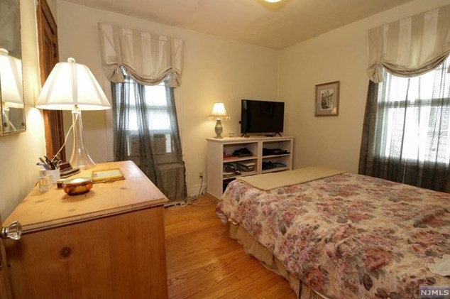 48 Pierce Ave, Midland Pk NJ 07432-1824 exterior