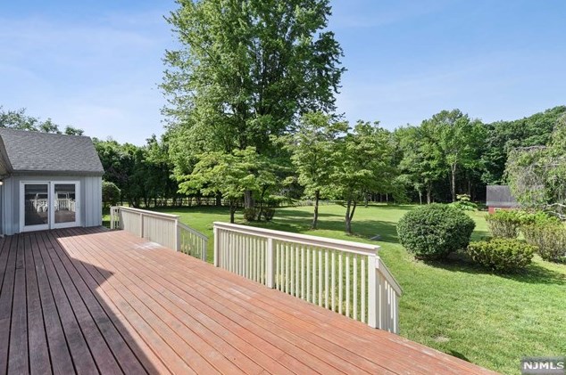 16 Greenbrook Rd, West Caldwell NJ  07006-4320 exterior