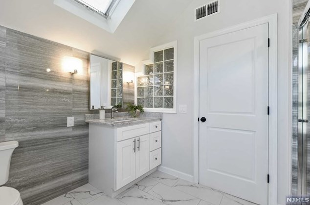 16 Greenbrook Rd, West Caldwell NJ  07006-4320 exterior