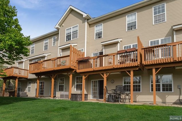 55 Mountainside Dr, Pompton Lakes NJ  07442-1763 exterior