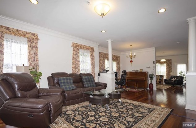 29 Mallard Pl, Secaucus NJ  07094-2939 exterior