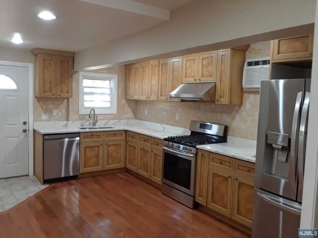 213 Glen Ave, Palisades Park NJ  07650-1518 exterior