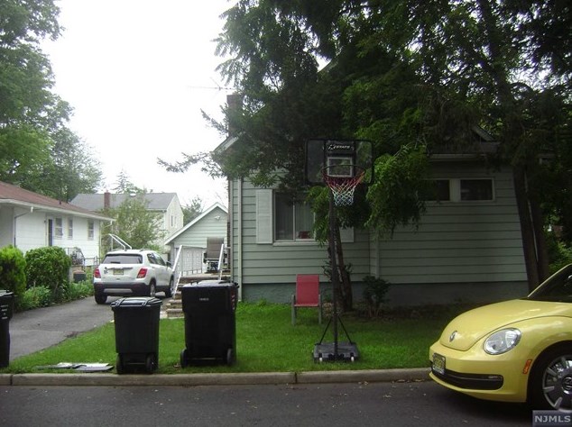 433 Holly Ave, Paramus NJ  07652-5716 exterior