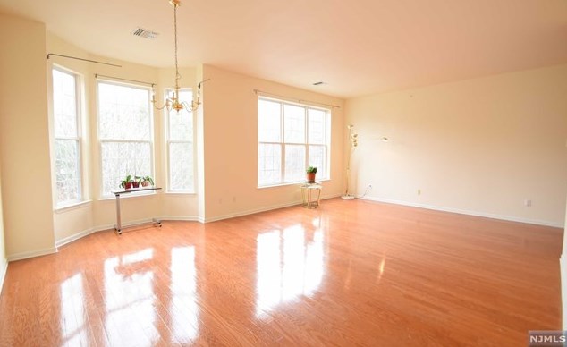 213 Four Seasons Dr, Wayne NJ  07470-1942 exterior