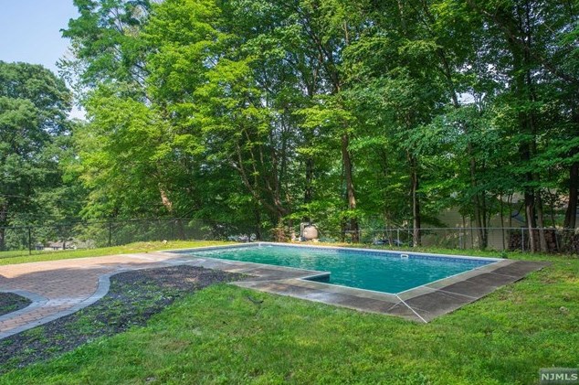 49 Martha Pl, Oakland NJ  07436-1603 exterior