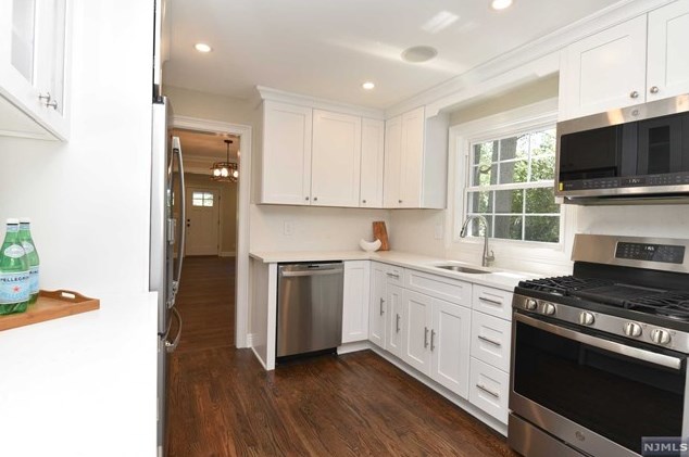 411 Sicomac Ave, Wyckoff NJ  07481-1716 exterior