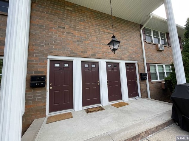 217 Maple Ave, Park Ridge NJ  07656-1261 exterior