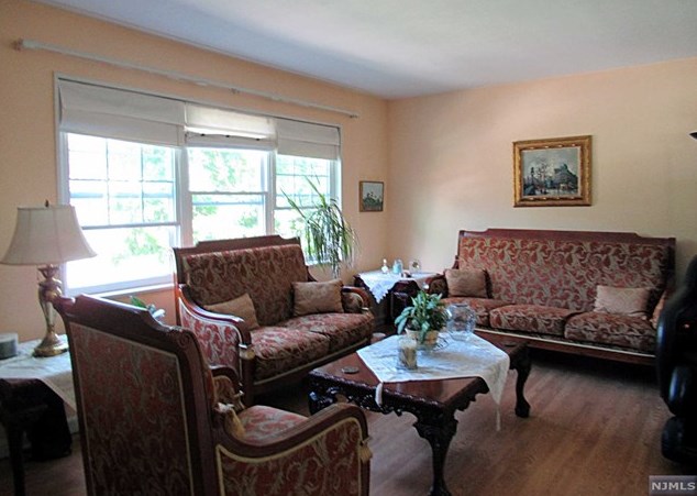 1084 Glen Rd, West Fort Lee NJ  07024-1633 exterior