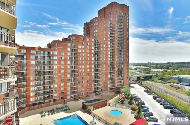 416 Harmon Cove Tower, Secaucus NJ  07094-1727 exterior