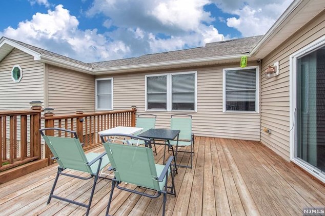 465 Ramapo St, Pompton Falls NJ  07442-2510 exterior