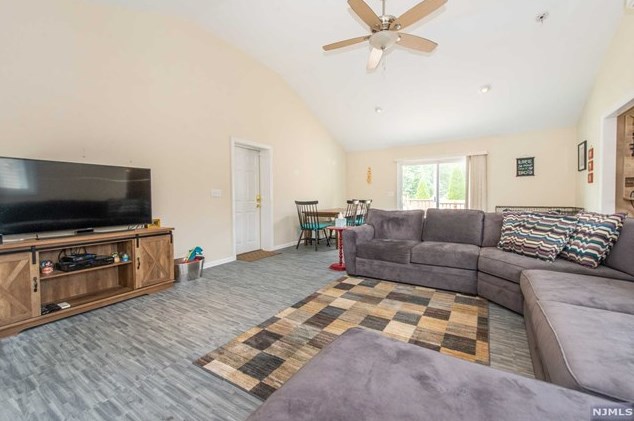 465 Ramapo St, Pompton Falls NJ  07442-2510 exterior