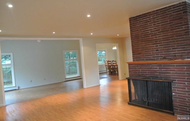 51 Windham Rd, Hillsdale NJ  07642-1325 exterior