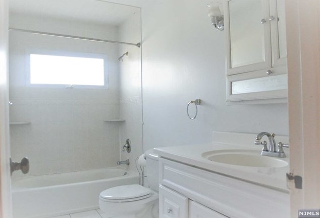 51 Windham Rd, Hillsdale NJ  07642-1325 exterior